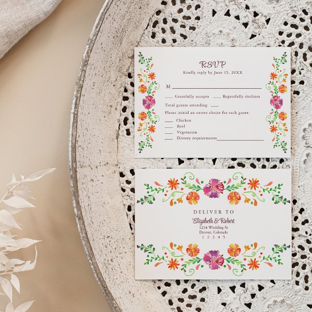 Farbenfrohe mexikanische Blumenfiesta Wedding RSVP Dankeskarte (Colorful Mexican Floral Fiesta Wedding RSVP Card on a neutral boho wedding table.)