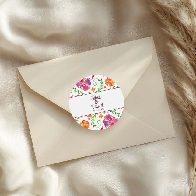 farbenfrohe mexikanische Fiesta Wedding Runder Aufkleber (Colorful Mexican Floral Fiesta Wedding Classic Round Sticker on an elegant wedding envelope.)