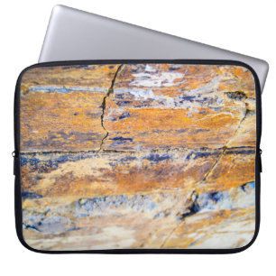 Farbenfrohe Natursteinmauer in einem Steinbruch Laptopschutzhülle
