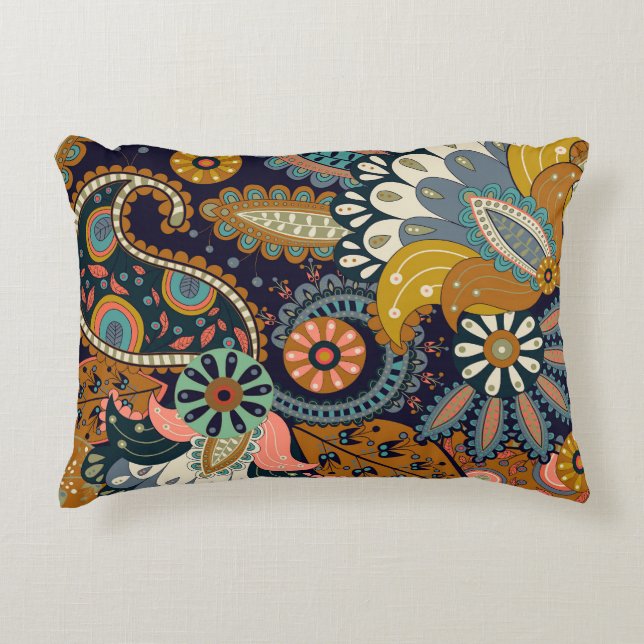 Farbenfrohe Paisley: Indische Tapete mit Blumenmus Dekokissen (Vorderseite)