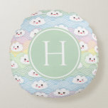 Farbenfrohe Pastel Kawaii Wolken Muster Monogram Rundes Kissen<br><div class="desc">Fügen Sie Ihrem Wohnzimmer oder Schlafzimmer einen niedlichen Akzent mit diesem bezaubernden Monogramm-Kissen hinzu. Es zeigt kawaii Wolken mit bunten pastellfarbenen Wellen Muster. Personalisieren Sie dieses Wolkenkissen durch Hinzufügen eines Monogramms. Dieses kawaii Muster rundes Kissen wird als personalisiertes Geschenk perfekt.</div>