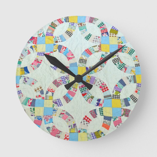 Farbenfrohe Patchwork-Steppdecke Runde Wanduhr (Vorderseite)