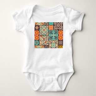 Farbenfrohe Patchwork-Tile: Motive der islamischen Baby Strampler