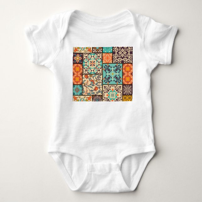 Farbenfrohe Patchwork-Tile: Motive der islamischen Baby Strampler (Vorderseite)