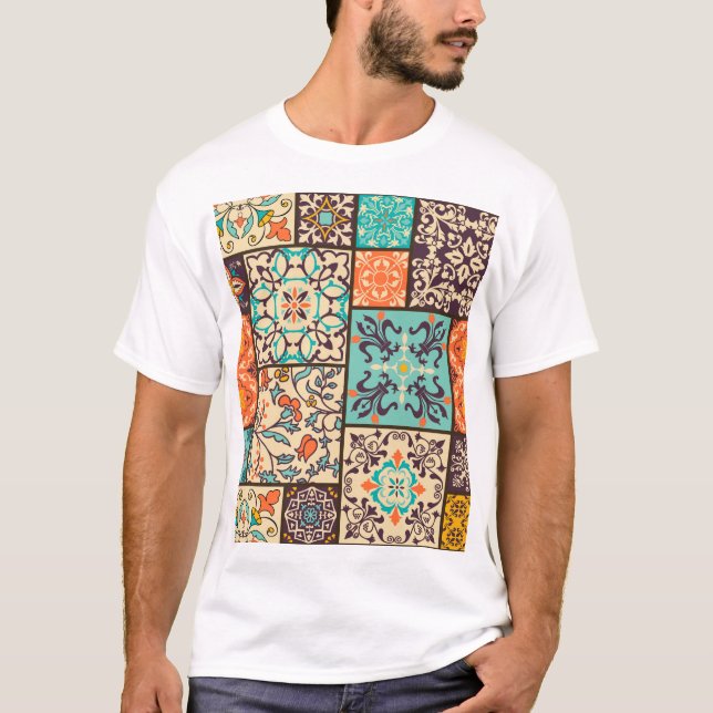 Farbenfrohe Patchwork-Tile: Motive der islamischen T-Shirt (Vorderseite)