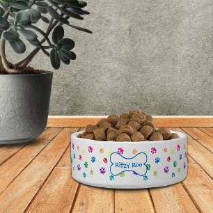 Farbenfrohe Paw druckt den Namen des Hundes in Kno Napf