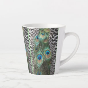 Farbenfrohe Pfauenfedern Pattern Kust. Latte Tasse