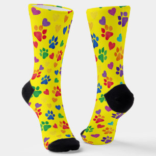 Farbenfrohe Pfotenabdrücke und Herzen Crew Socken