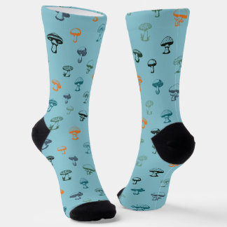 Farbenfrohe Pilze auf Socken mit solidem blauem Hi
