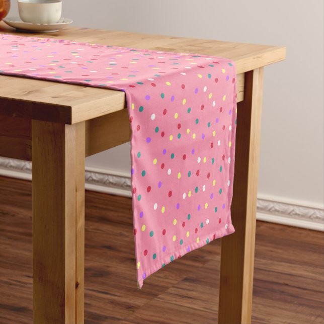 Farbenfrohe Polka Punkte auf Rosa Kurzer Tischläufer (Beispiel)