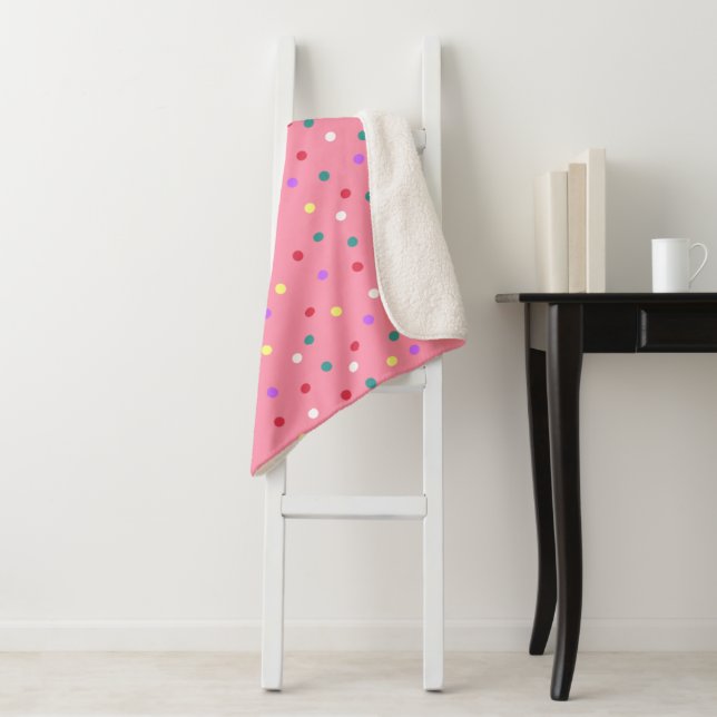 Farbenfrohe Polka Punkte auf Rosa Sherpadecke (Beispiel)