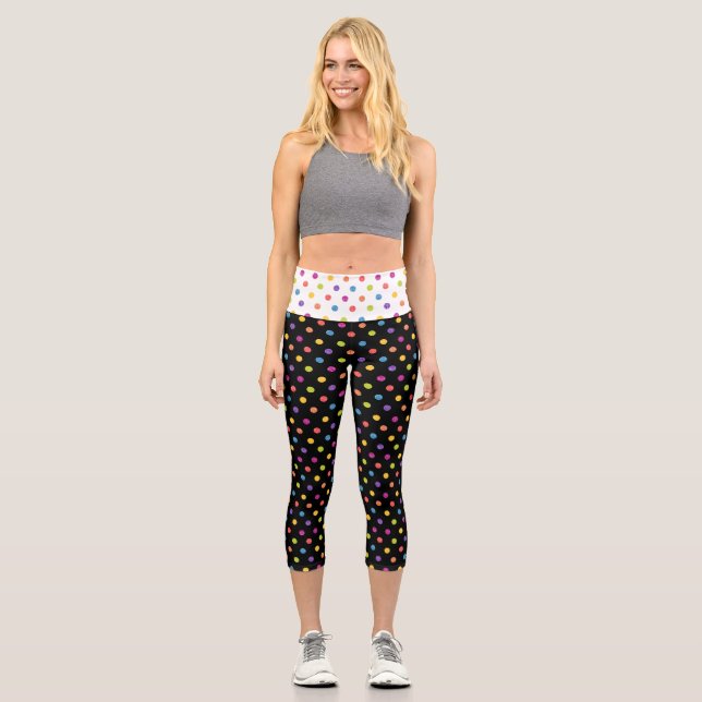 Farbenfrohe Polka Punkte auf Weiß und Schwarz Capri Leggings (Vorderseite)