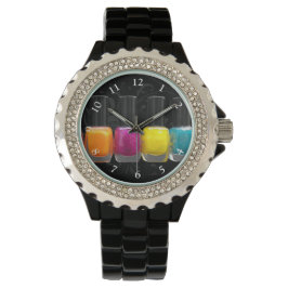 Farbenfrohe polnische Nagelflaschen, Nagelstudio Armbanduhr