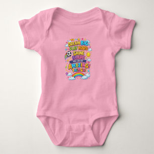 Farbenfrohe positive Cartoon-Kinder-Gestaltung Baby Strampler
