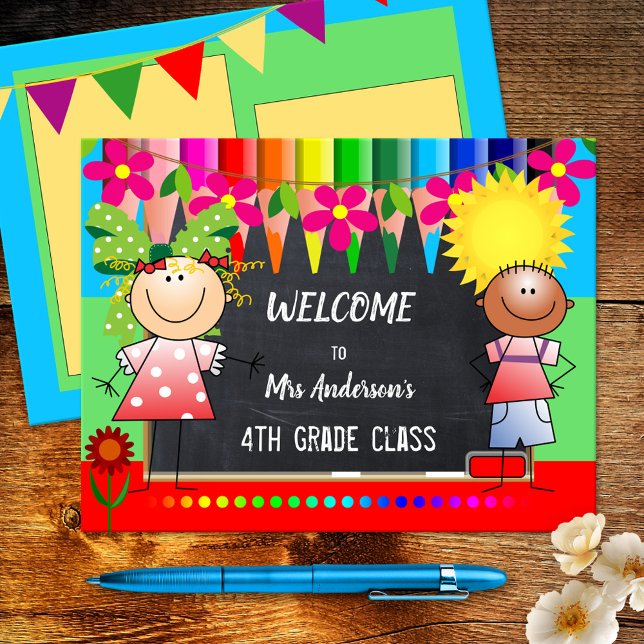 Farbenfrohe Postkarte zurück zur Schule (A cheerful postcard featuring happy children on a chalkboard background with colored pencils)