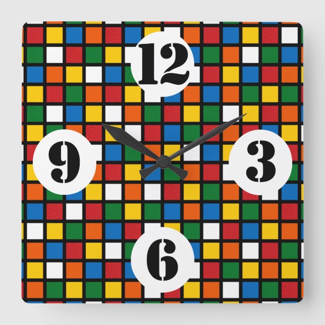 Farbenfrohe Quadrate in der Mauer Quadratische Wanduhr (Vorderseite)