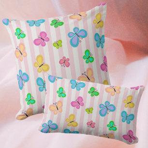 Farbenfrohe Quilt-Schmetterlinge auf rosa weißem S Kissen