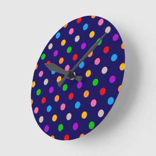 Farbenfrohe Regenbogen-Tupfen Blau Runde Wanduhr