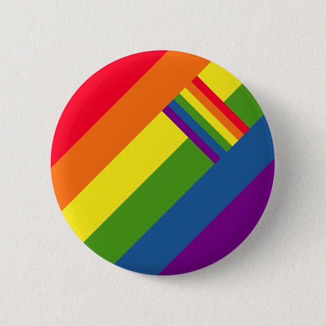 Farbenfrohe Regenbogenstreifen Feiern mit Fahne Button (Vorderseite)