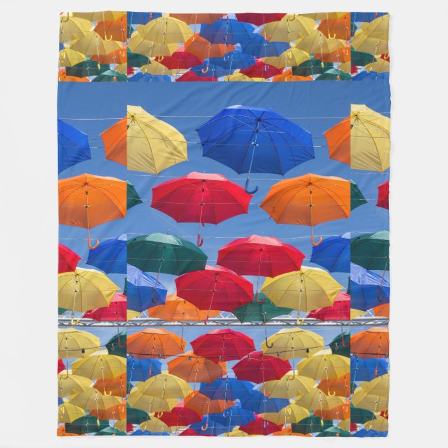 Farbenfrohe Regenschirme in himmelblau-orange rot Fleecedecke (Vorderseite)