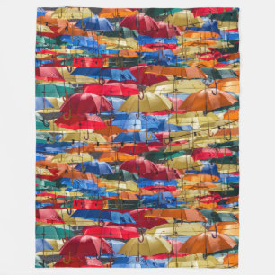 Farbenfrohe Regenschirme in himmelblau-orange rot Fleecedecke