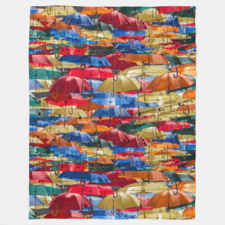 Farbenfrohe Regenschirme in himmelblau-orange rot Fleecedecke
