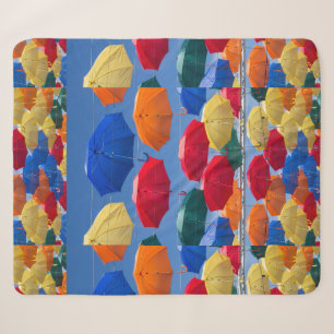 Farbenfrohe Regenschirme in himmelblau-orange rot Sherpadecke
