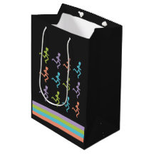 Farbenfrohe Regisseure, die Geschenktasche laufen 