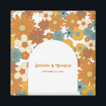 Farbenfrohe Retro-Blume der 60er 70er Jahre Magnet<br><div class="desc">Ein wunderschönes Retro-Blume-Muster aus den 60er Jahren mit einem Bogen. Eine minimalistisch Vintage Gastgeschenk Hochzeit mit grobkörnigen Mustern und Retro-Farbpalette für jeden,  der Groovy-Muster,  Blumenfarben und Retro-Farbpaletten-Designs Lieben. Auch die passenden Hochzeitseinladungen und andere Schreibwaren sind verfügbar.</div>