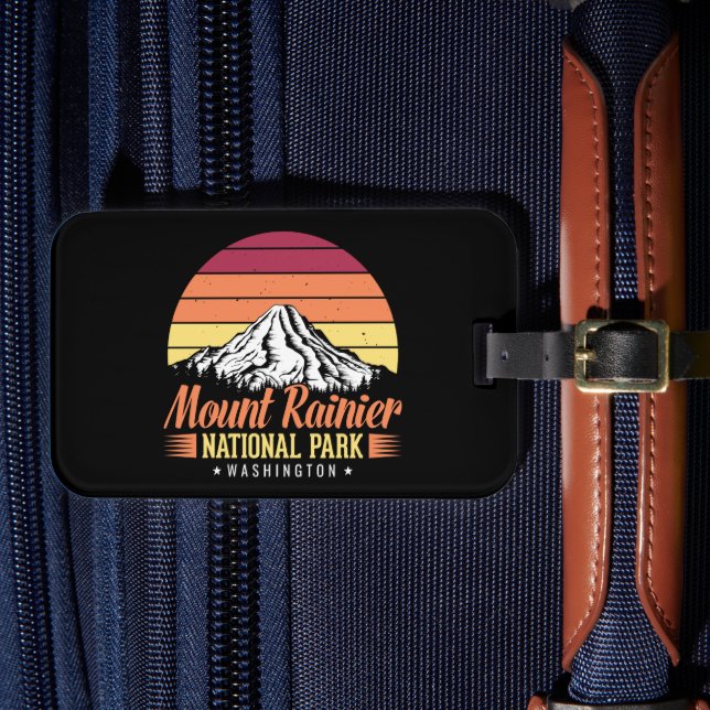 Farbenfrohe Retro-Illustration des Mount Rainier Gepäckanhänger (Vorderseite Insitu 4)