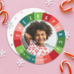 Farbenfrohe Retro Rainbow Circle Foto Weihnachten<br><div class="desc">Mit diesen farbenfrohen Retro-inspirierten Weihnachtskarten in dieser Weihnachtszeit ein wenig aufmuntern! Sie verfügen über einen Regenbogenrahmen mit den Farben Rot, Orange, Rosa, Rosa, Rot, aquamarin, Grün, Kalkgrün und Minze. Text liest CHEER & PEACE, zusammen mit einer Textvorlage zur Personalisierung. Auf der Rückseite der Karte befinden sich skizzierte Schneeflocken in passenden...</div>