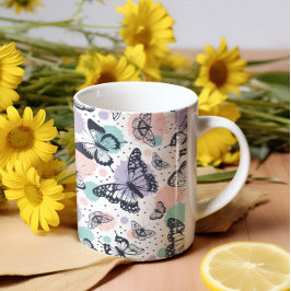Farbenfrohe Retro-Schmetterlinge Muster. Kaffeetasse