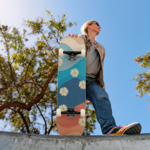 Farbenfrohe Retro Waves & Daisises Muster Skateboard