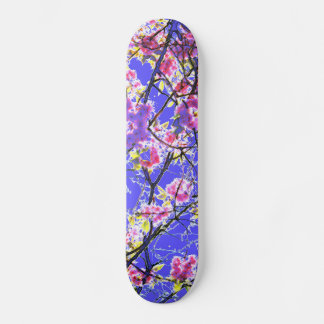Farbenfrohe rosa blaue abstrakte Blumenmotive Skateboard