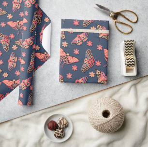 Farbenfrohe rosa, spitzenfarbene Motten und Blume  Geschenkpapier