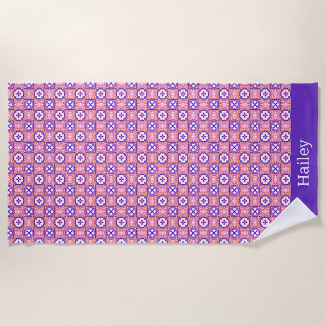 Farbenfrohe rosa und Lila Fliesenmuster im spanisc Strandtuch (Vorderseite)