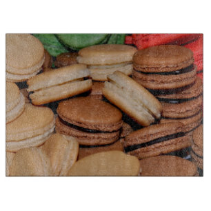 Farbenfrohe Sandwichkekse Schneidebrett