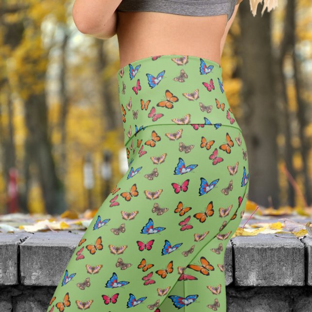 Farbenfrohe Schmetterlinge auf dem Sage Pattern Yo Capri Leggings (Colorful Butterflies on Sage )