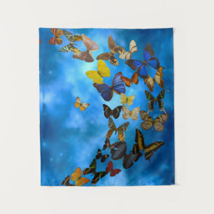 Farbenfrohe Schmetterlinge, die über blaue Wolken Wandteppich