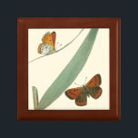 Farbenfrohe Schmetterlinge flattern um ein Blatt Erinnerungskiste<br><div class="desc">Ein gepflegter Ausdruck von zwei bunten Schmetterlingen,  die um ein Blatt schmettern. Während das Stück einfach ist,  strahlt es in seiner Schönheit aus. Geben Sie dies als Geschenk an einen Lieben,  oder verwöhnen Sie sich!</div>