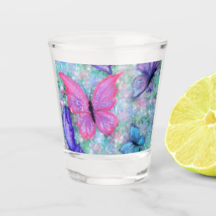 Farbenfrohe Schmetterlinge fliegen - Freude Schnapsglas