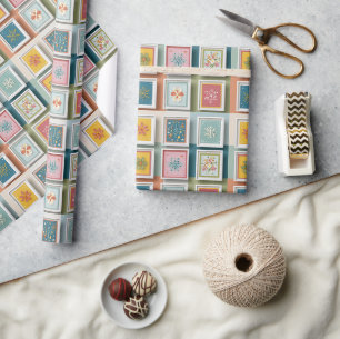 Farbenfrohe Schneeflocken auf Pastell-Patchwork Geschenkpapier