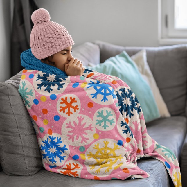 Farbenfrohe Schneeflocken im rosa Urlaubsmuster Fleecedecke (Kid wrapped in blanket)