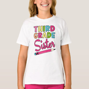 Farbenfrohe Schwester der dritten Klasse zurück zu T-Shirt