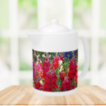 Farbenfrohe Snapdragon Garden<br><div class="desc">Weiße Keramik Teekanne mit Deckel,  die das Foto Bild eines Gartens von bunten Snapdragon Blume. Die vorherrschenden Farben sind Rot und Rosa. Ein schönes,  blumengeschmücktes Design!</div>