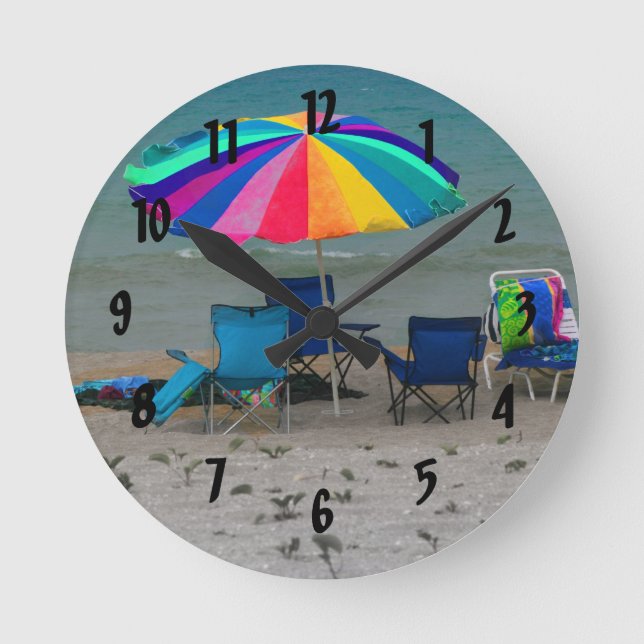 farbenfrohe Sonnenschirmstühle aus Florida Runde Wanduhr (Vorderseite)