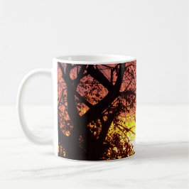 Farbenfrohe Sonnenuntergänge durch seltene Bäume Kaffeetasse