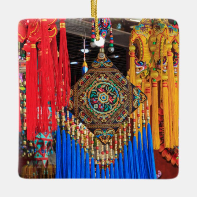 Farbenfrohe Souvenirs in einem Laden, China Keramikornament (Vorderseite)