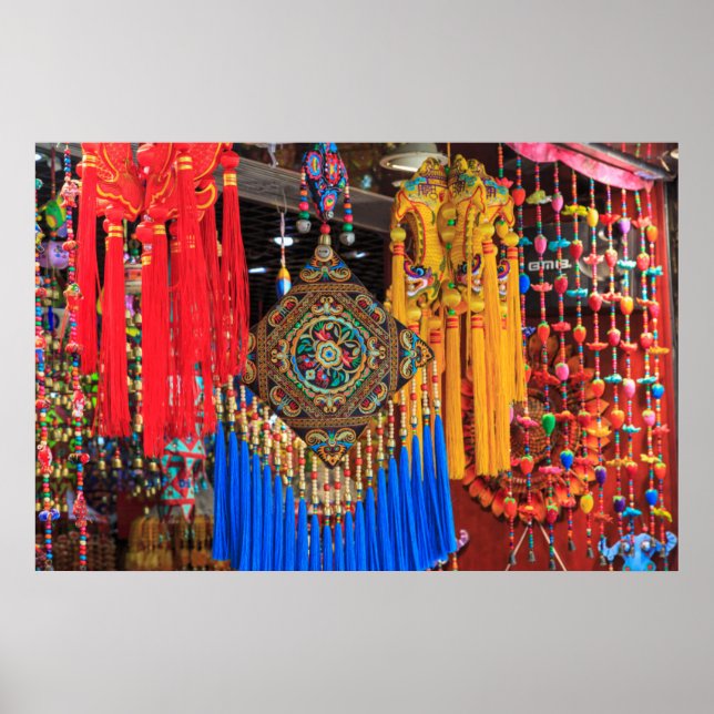 Farbenfrohe Souvenirs in einem Laden, China Poster (Vorne)