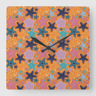 Farbenfrohe Starfische mit orangefarbenem Hintergr Quadratische Wanduhr